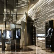 Specieludviklet model. Versace Fine Jewellery. Dubai, UAE